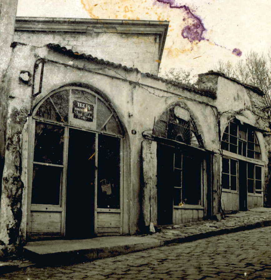 Dülgerzade Camii önünde dükkanlar. Kamil Paşa sokaktan bakış