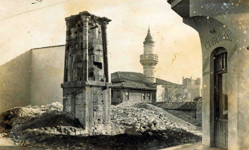 Dülgerzade Camii, Eski Saraçhane sokaktan bakış